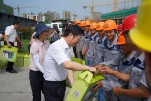 市委副書記、市長錢三雄等一行慰問奮戰(zhàn)在高溫一線建設(shè)工人